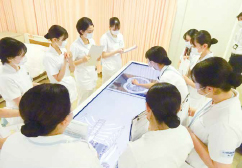 バーチャル解剖台「アナトマージテーブル」を囲んでの解剖学授業
